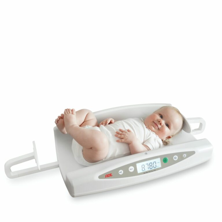 Babywaage mit digitalem Längenmesssystem | ADE M118600-01 - mit Baby