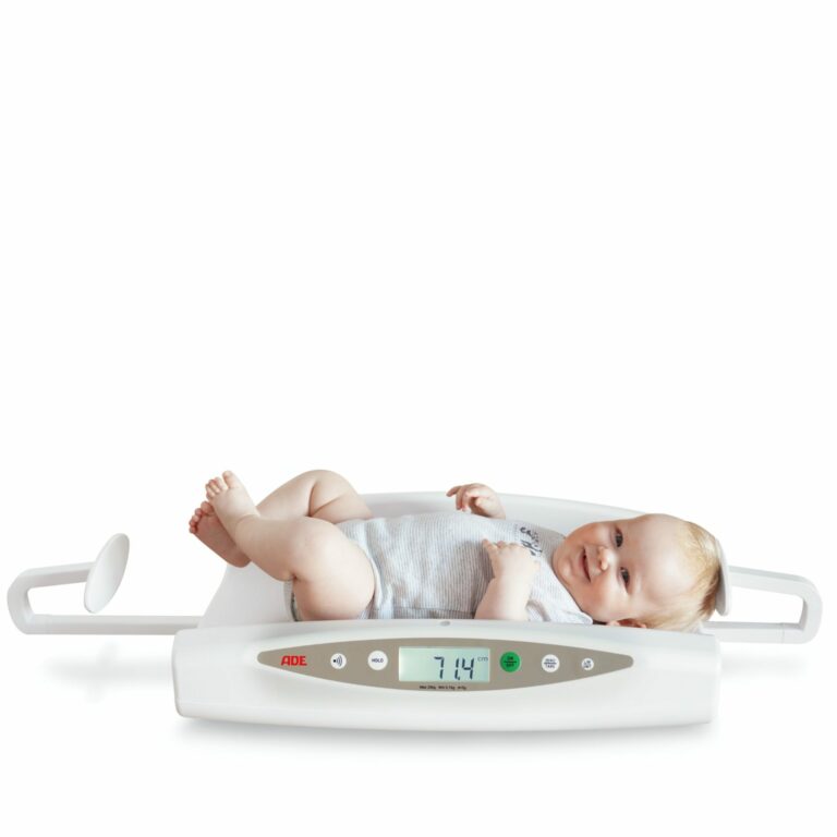 Baby weighing scale with digital length measuring | ADE M118600-01 - with Baby frontale Ansicht