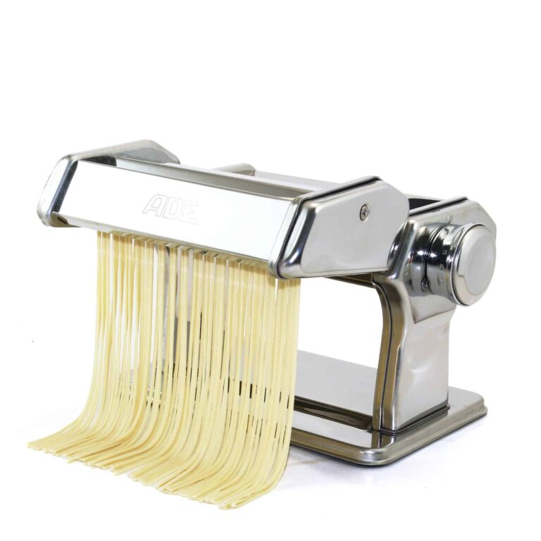 Manuelle Pasta Machine with pasta drying rack | ADE KG 2102 in use